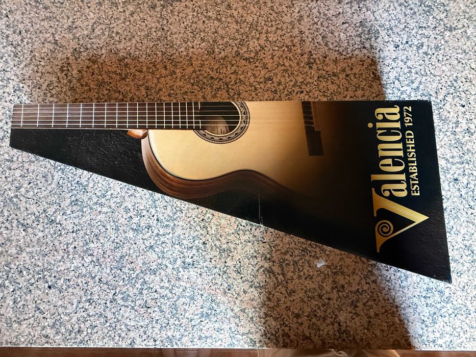 Guitarra clássica Valencia com caixa original