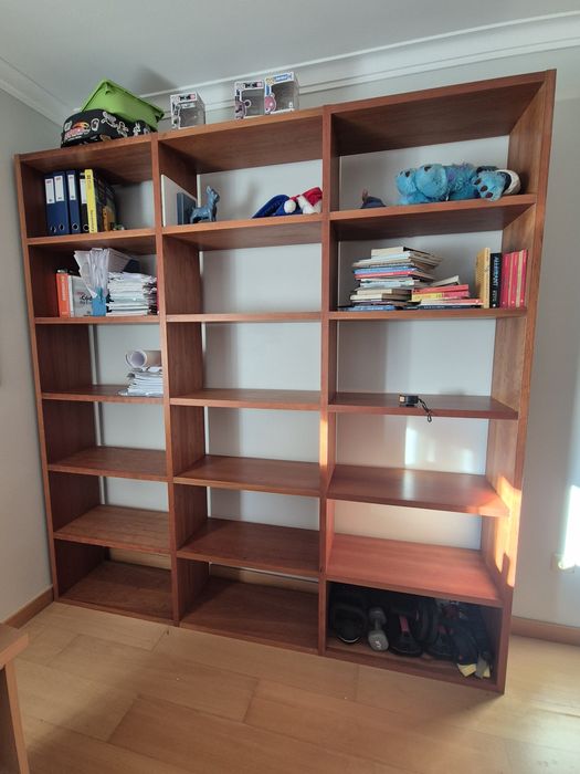 Estante em madeira 216 x 222 cm