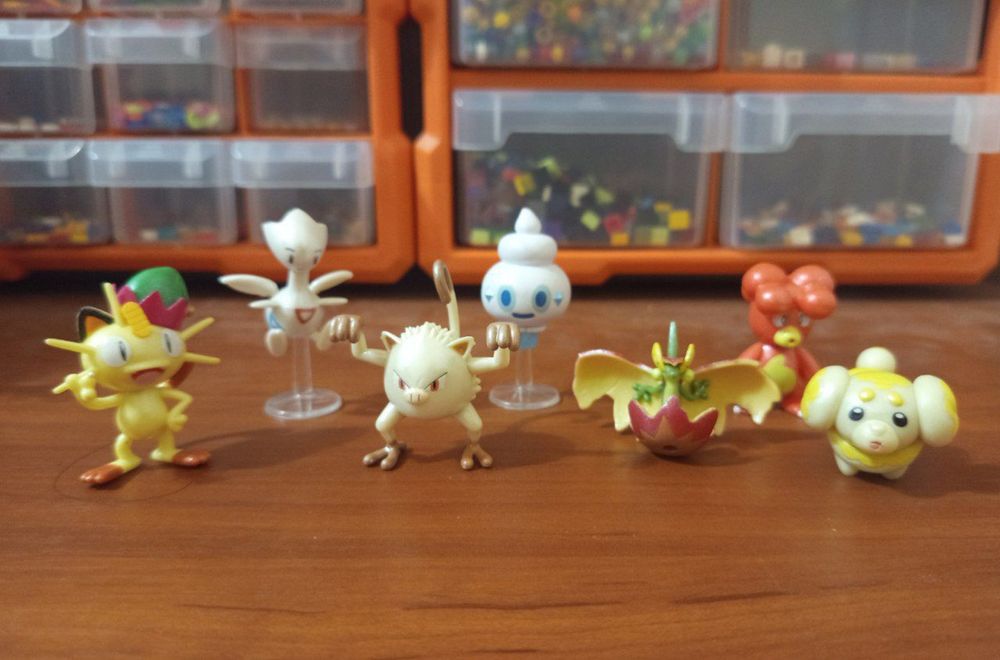 Игрушки hot wheels, bakugan, pokemon