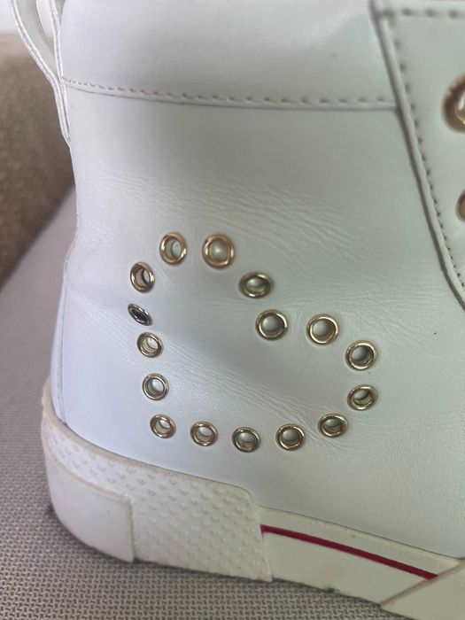 Ténis Moschino Hi Platform brancos.