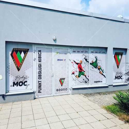 Usługa oklejania okien witryn samochodów