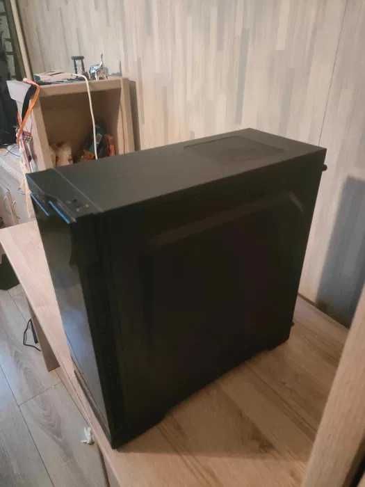 Tanio sprzedam  Komputer stacjonarny + monitor + klawiatura + mikrofon