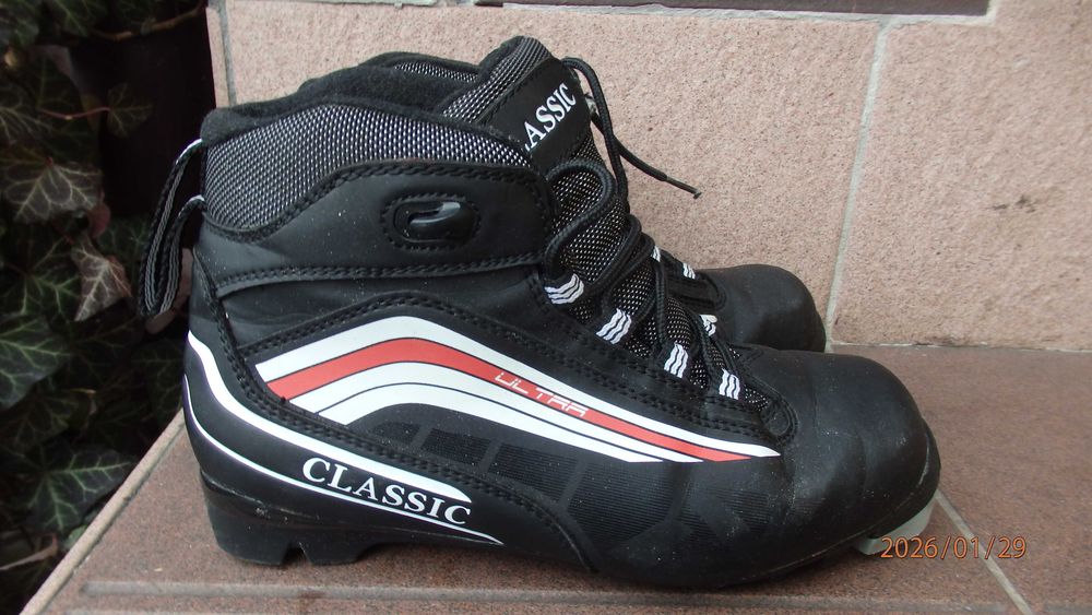 Buty sportowe marki Classic rozmiar 37.