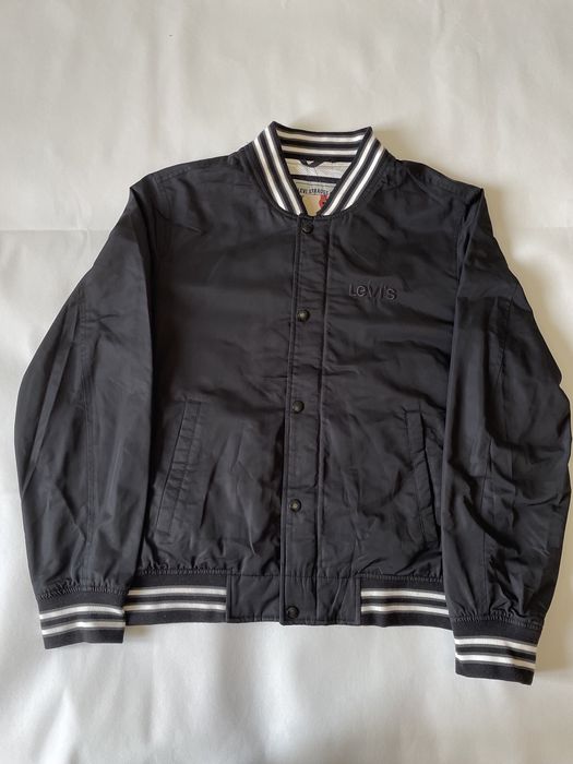 Бомбер чорний levis