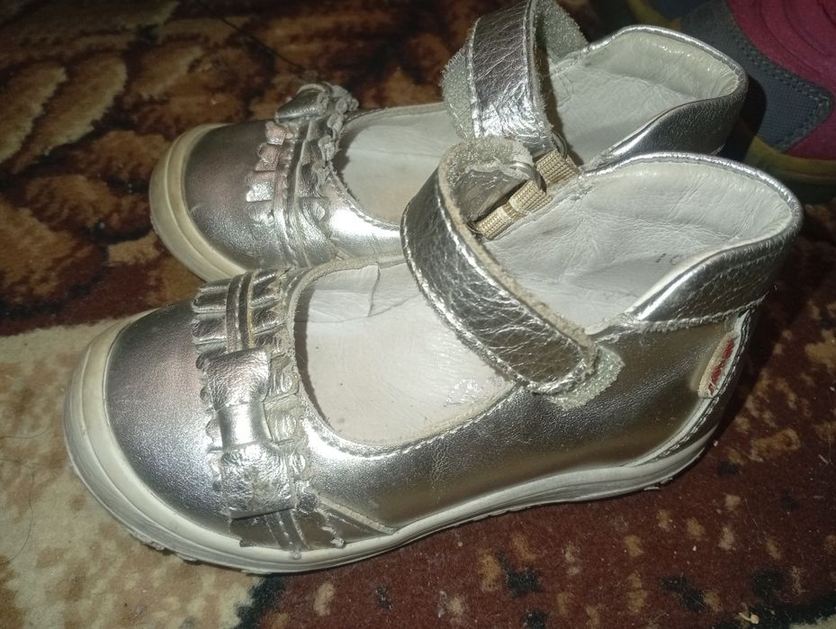 Отдам бесплатно обувь на маленькую девочку