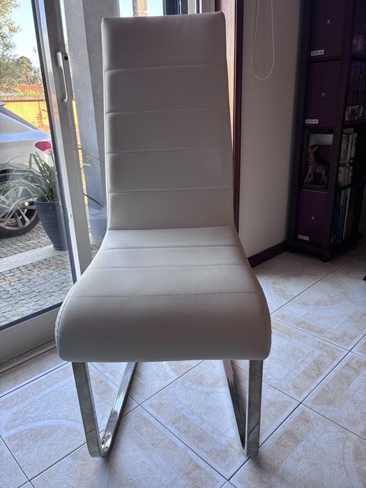 Conjunto de mesa e cadeiras
