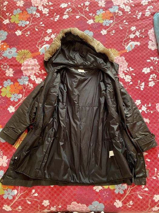 Parka preta impermeável com capuz