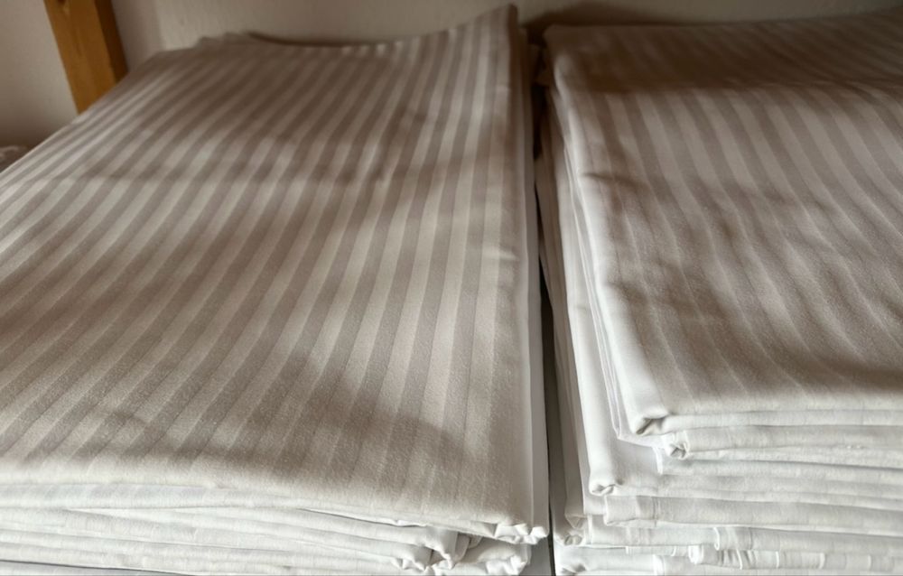 Komplet bawelnianej satynowej poscieli hotelowej w biale paski 220x200