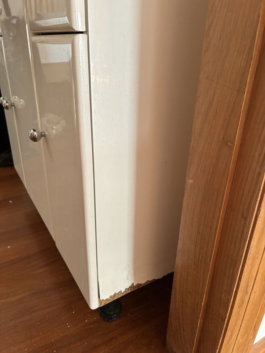 Pia com tampa de marmore e movel de suporte com as gavetas