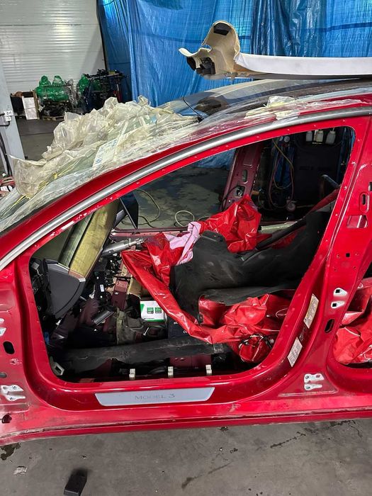 Продам центральну стойку права/ліва Tesla Model 3