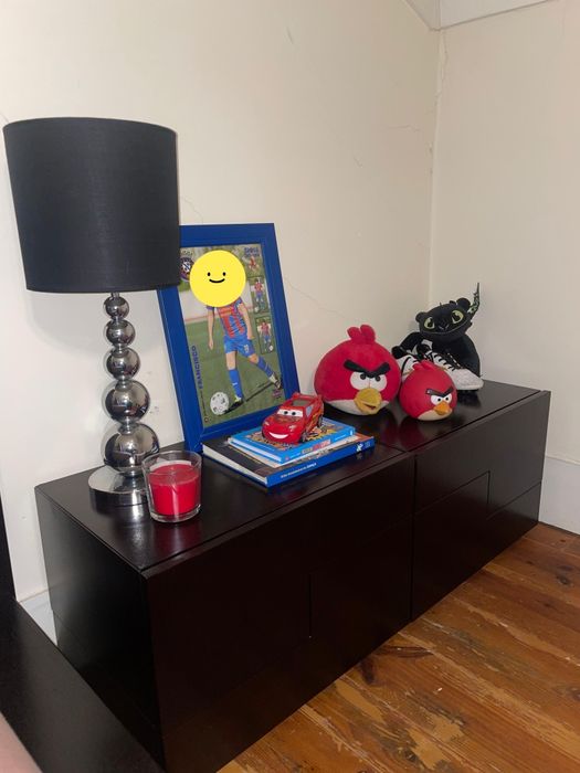 Quarto com cama, estrado, 2 mesinhas de cabeceira e cómoda dupla