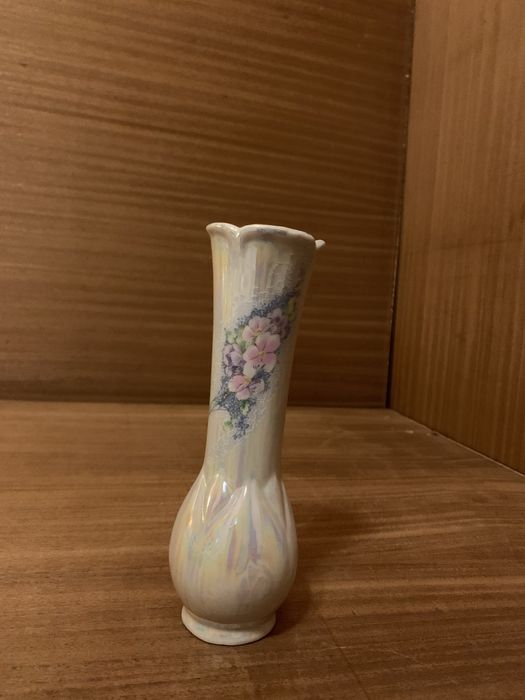 Jarra de porcelana de origem não identificada