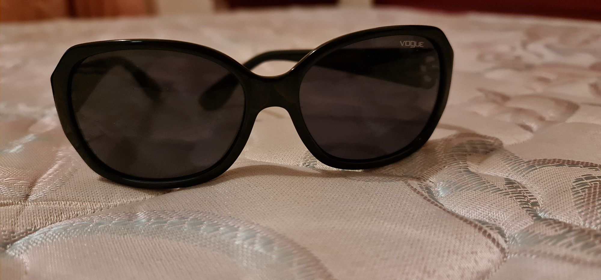 Oculos de sol vogue Areias • OLX Portugal