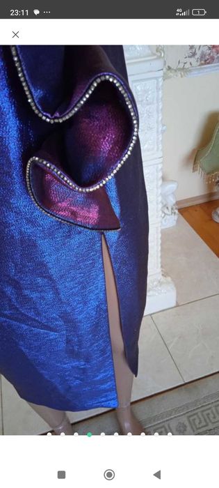 Дизайнерська сукня хамелеон з камінцями має розріз