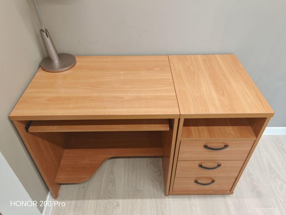 Стіл письмовий комп'ютерний