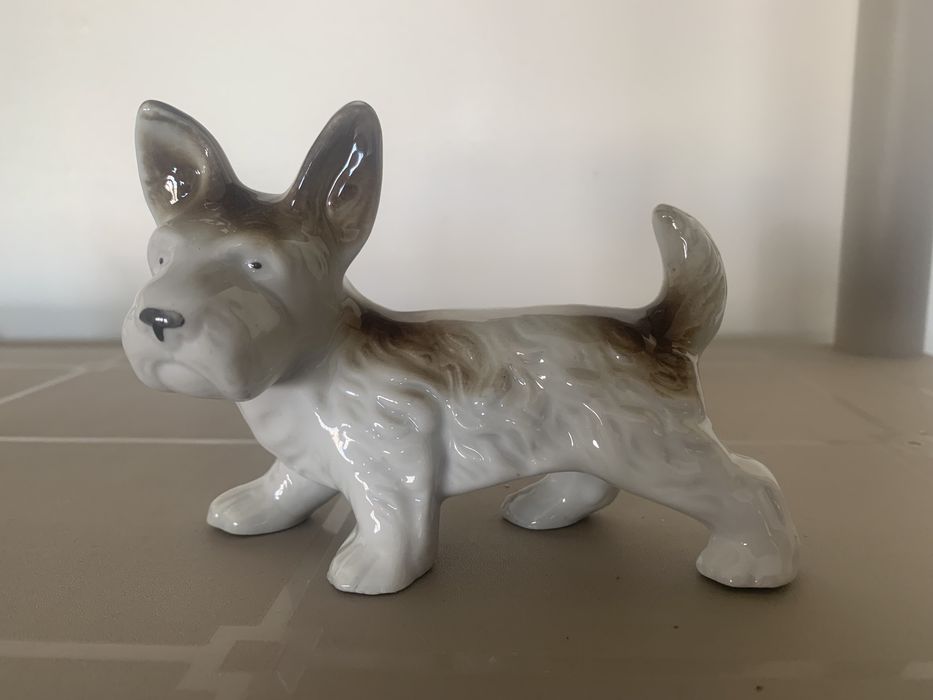 Cão em porcelana leitosa