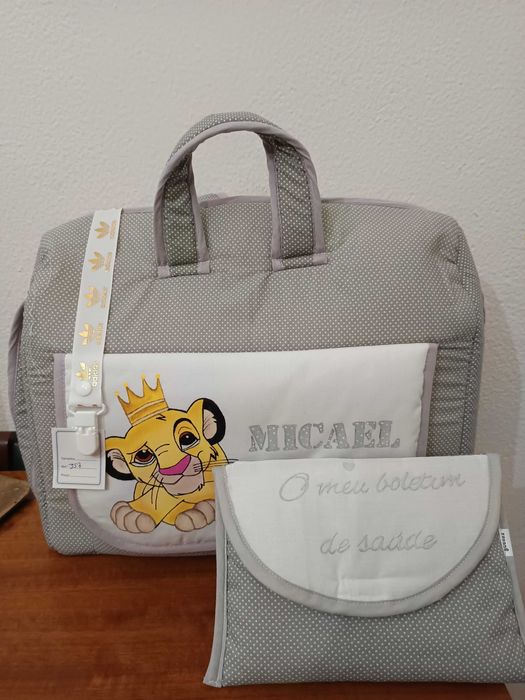 Artigos de bebé pintados a mão