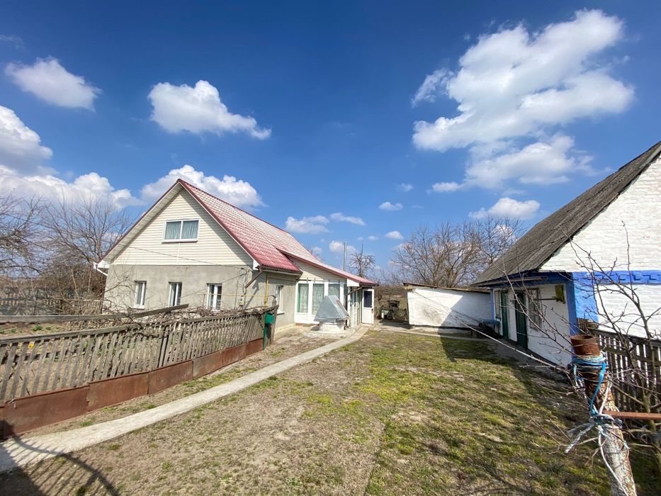 Продам гарний будинок в центрі села