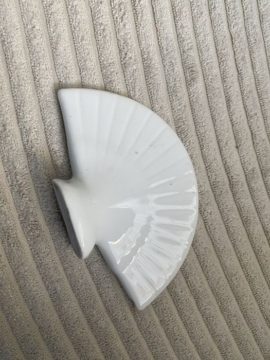 ozdobna, ceramiczna pamiątka w kształcie wachlarza