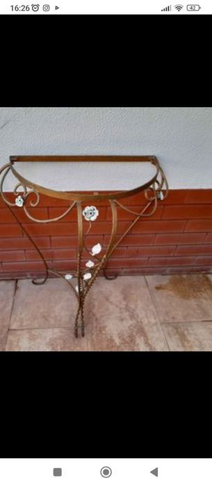 Mesa e bengaleiro antigo em ferro