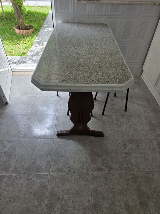 Mesa de cozinha em madeira grossa  tipo granito – 1,30m x 0,64m