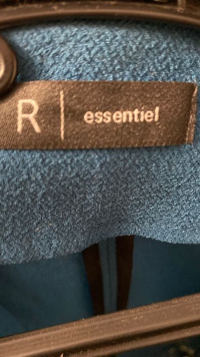 Blazer de cor azul turquesa.