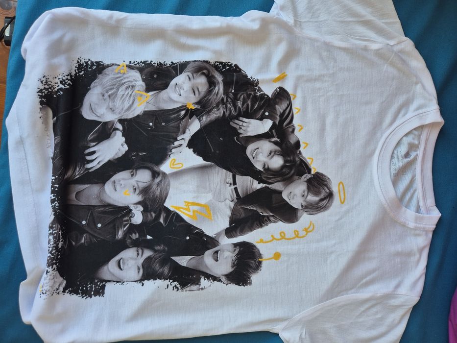 Duas T-shirts K-pop para crianças 6 e 8 anos