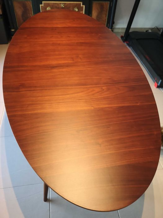 Mesa oval de nogueira, sem cadeiras!