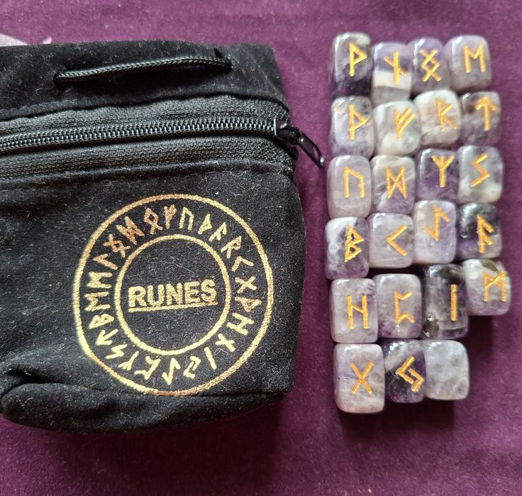 Kamienie z ametystu Runy