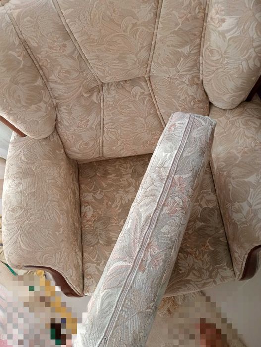 Sofá de três lugares + um sofá