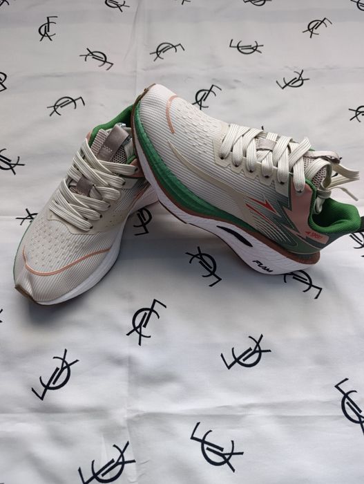 Кросівки підліткові, жіночі