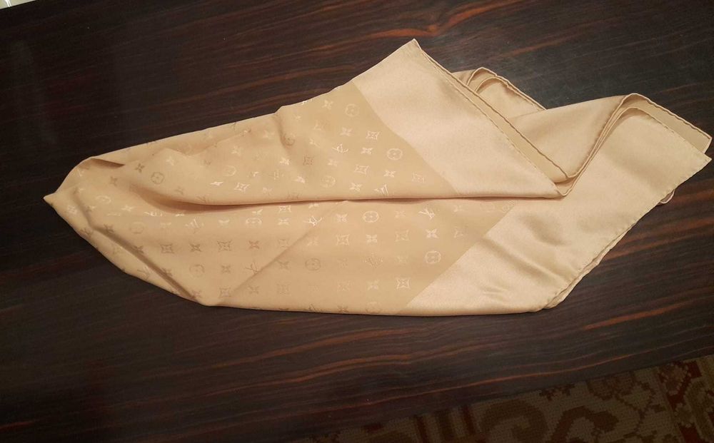 Lenço de seda de senhora, Louis Vuitton, Monograma Marfim.