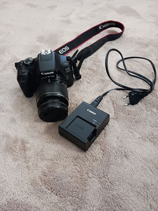Câmara Canon EOS 1300D, lente com foco automático e mala de transporte