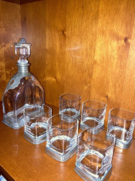 Conjunto de Copos e Garrafa de Whisky c/ Base em Estanho