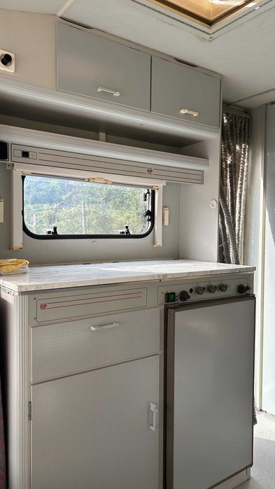 Caravana para venda: Kip Gray Line 42TTZ (1990) com painéis solares e matrícula holandesa.