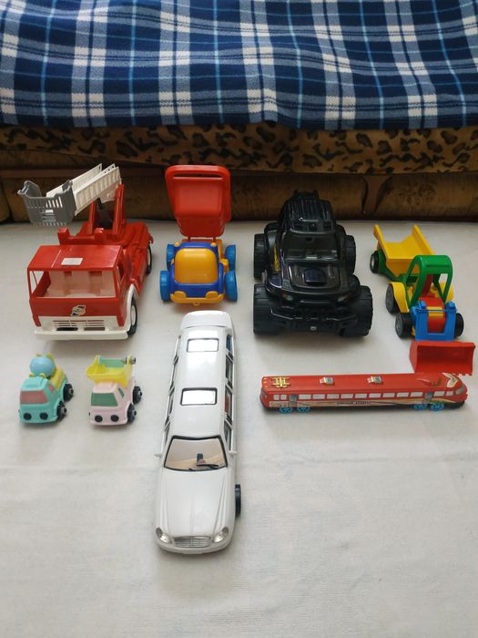 Машинки игрушки разные