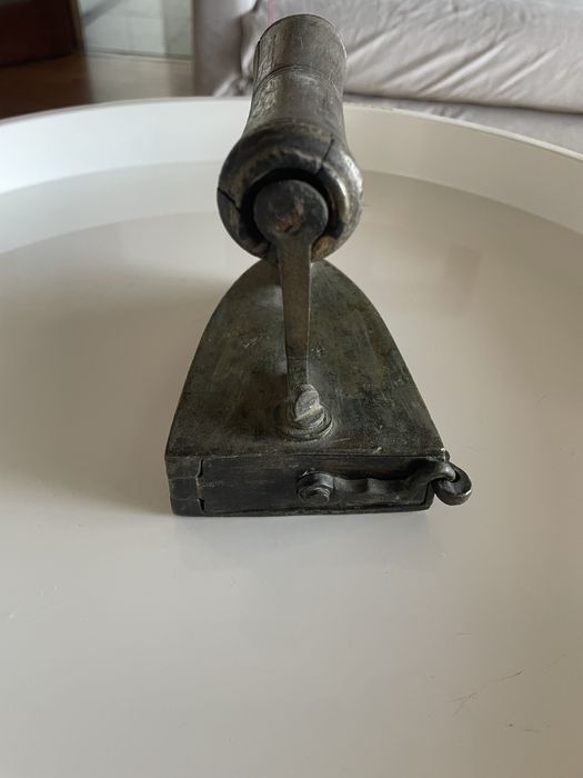 Ferro a carvão raro