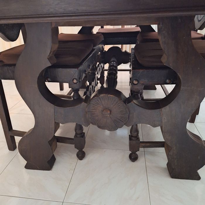 Mesa de jantar clássica com 6 cadeiras em madeira nobre