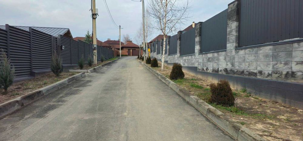 Просторий сучасний будинок з терасою біля лісу та озера.Газ