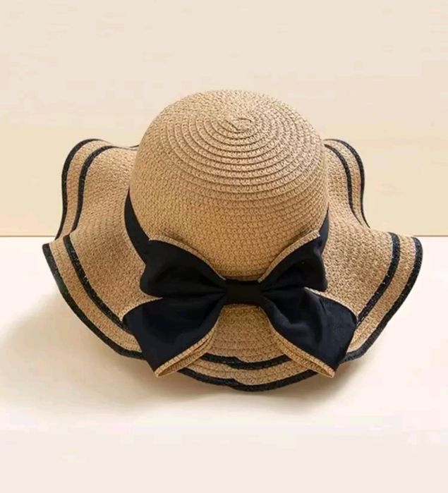 Słomkowy kapelusz z kokardą