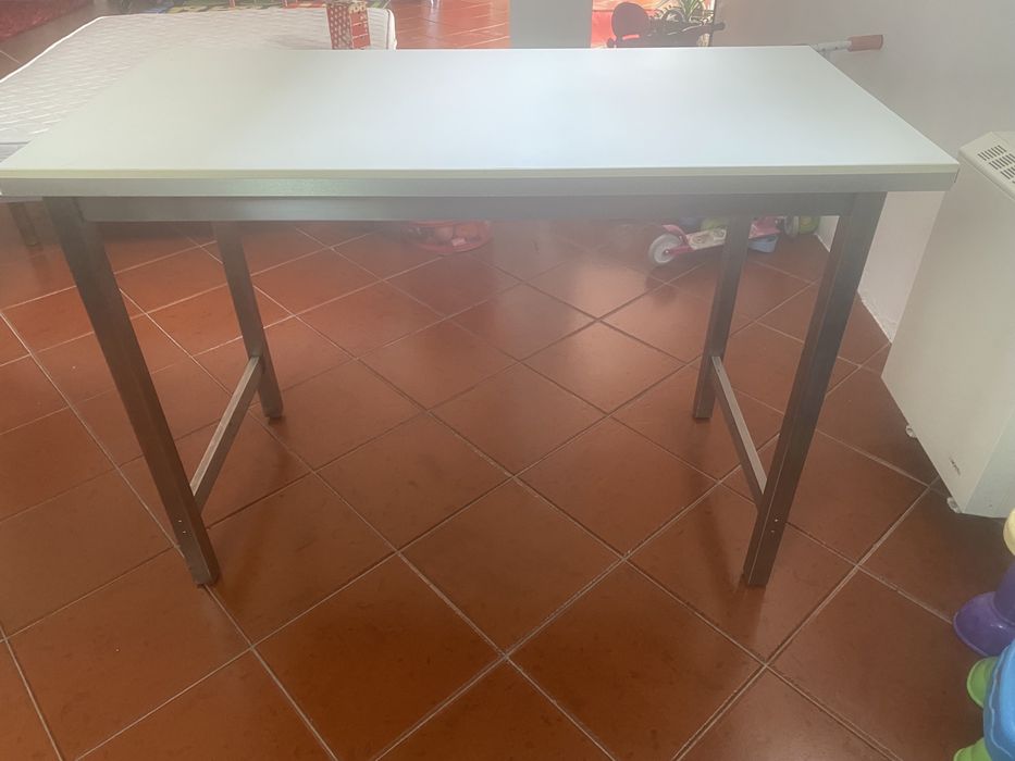 Mesa alta e 4 cadeiras