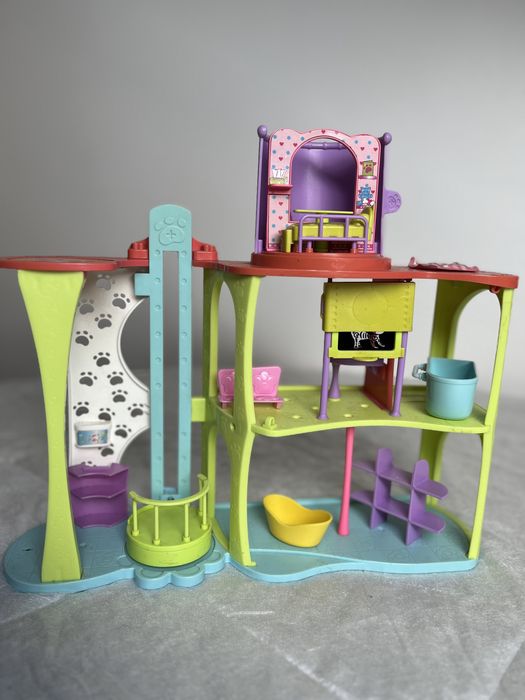 Casa de Brincar com mobília excelente estado