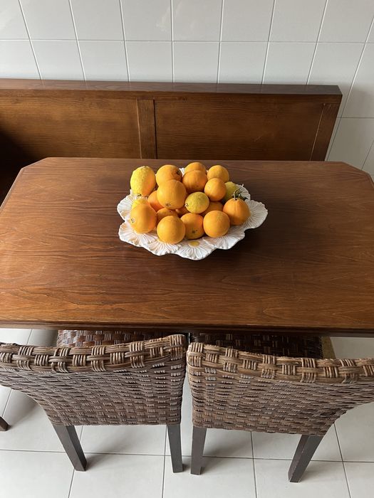 Mesa com banco de canto e duas cadeiras de cozinha/etc, como novo!