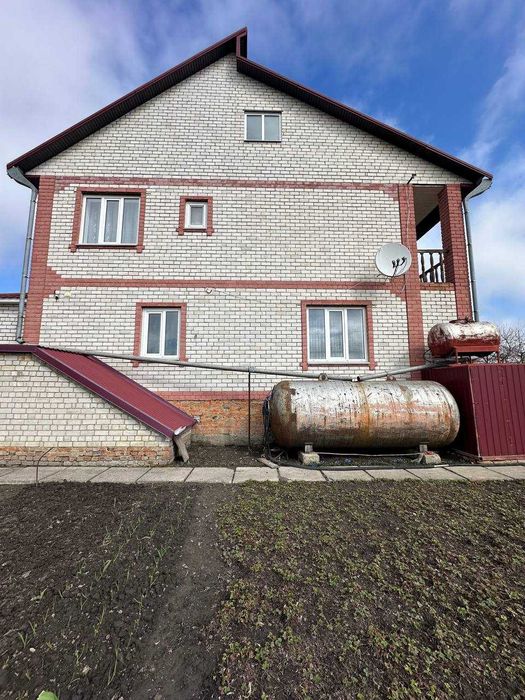 Продаж цегляного двоповерхового будинку в с. Березна