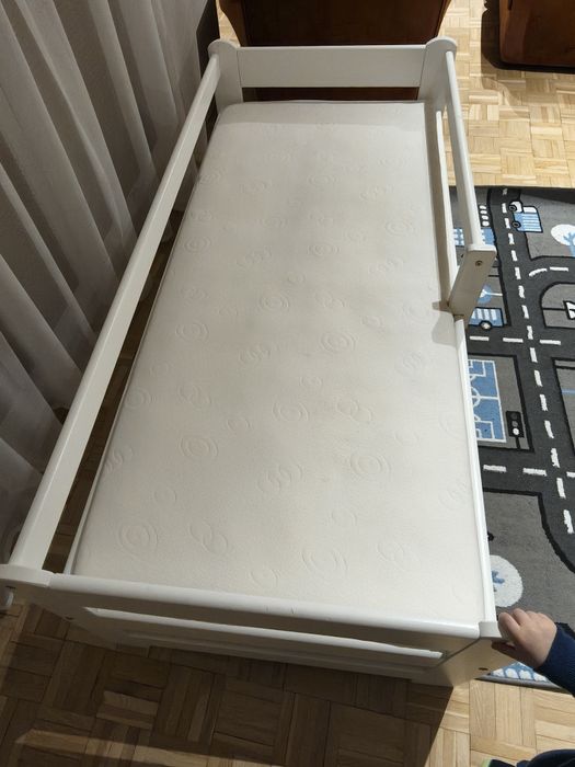 Łóżko dziecięce z materacem 160x70 dywan gratis