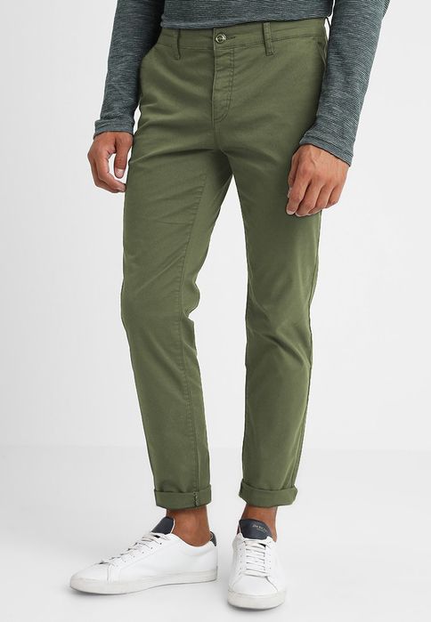 Spodnie slim fit chinosy Pier One 38