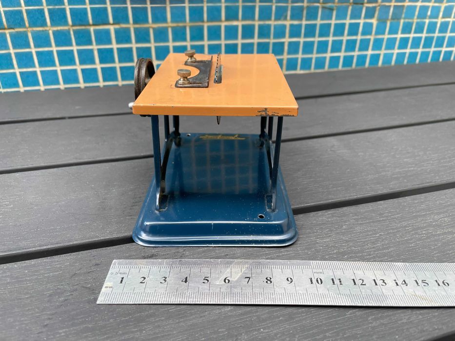 Brinquedo antigo em chapa