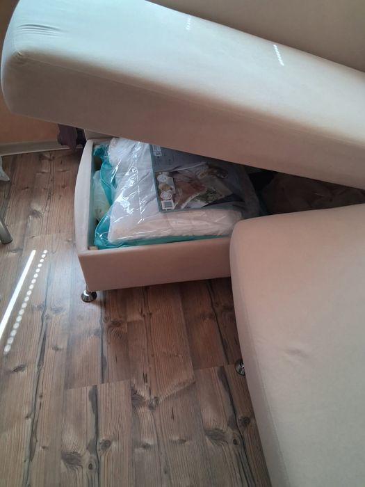 Narożnik z funkcją spania i skrzyniami