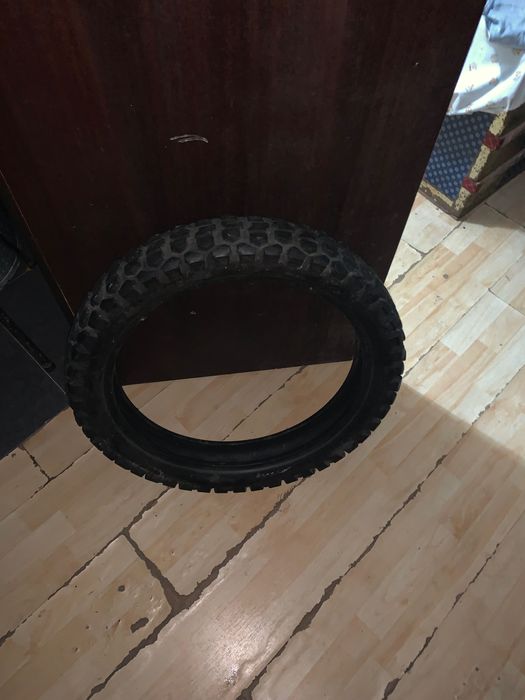 Vendo capacete LS2 com óculos e também dois pneus de mota