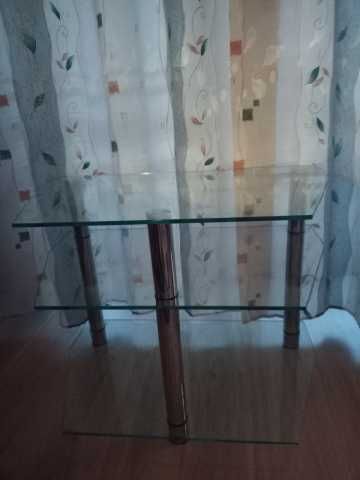 Szklany stolik pod telewizor